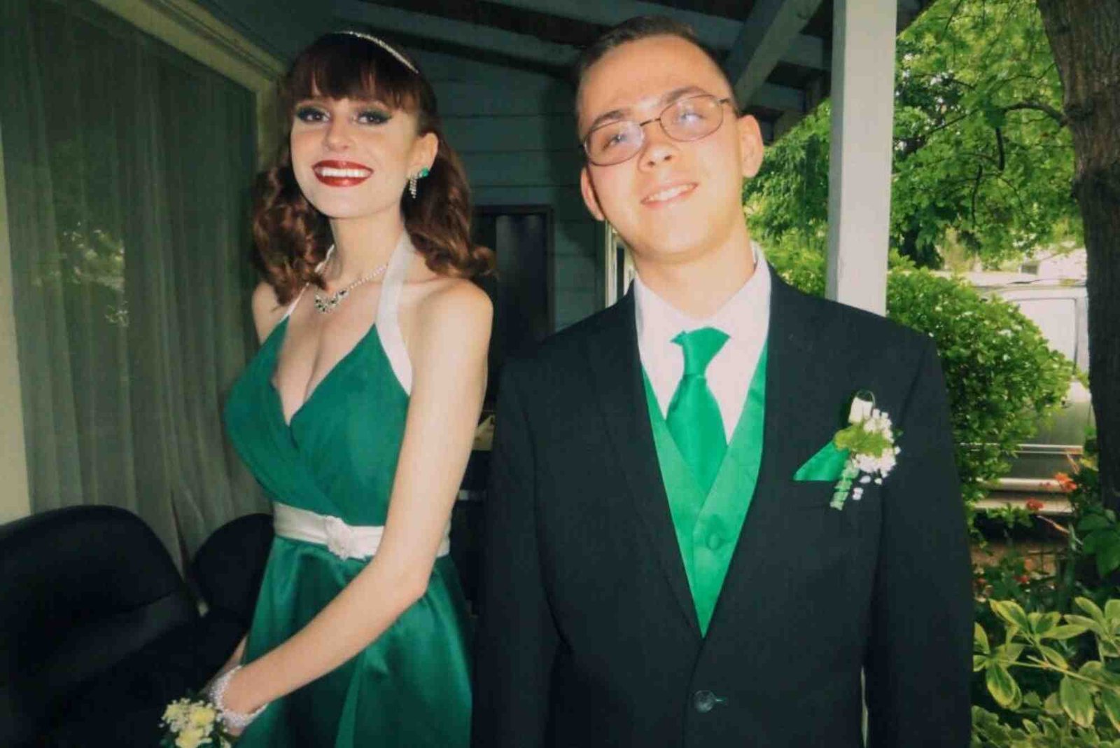 What Color Lipstick With Green Dress