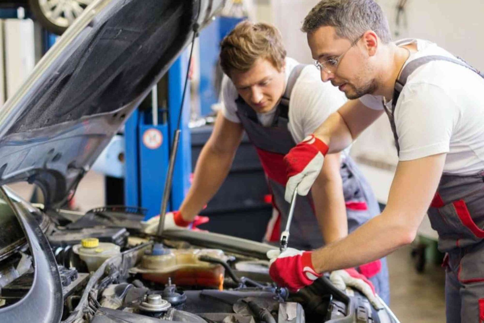 How to Spot Early Automobile Engine Problems